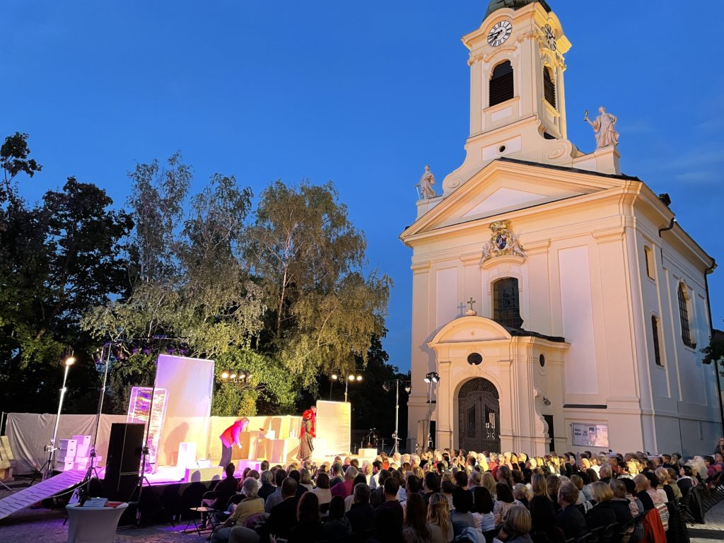 FJM22 - Rodauner Kirchenplatz. Bühne vor der Bergkirche mit Publikum