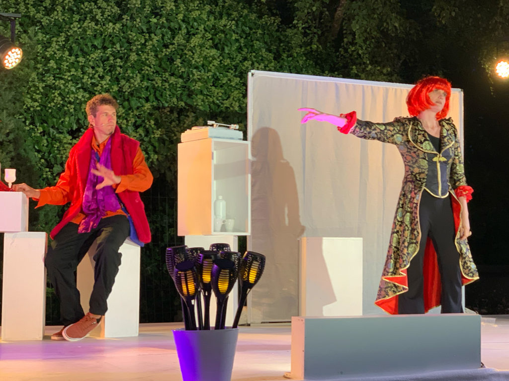 Stefan Erhard als GESELL und Peta Klotzberg als FRAU JEDERMANN in frauJEDERmann 2022