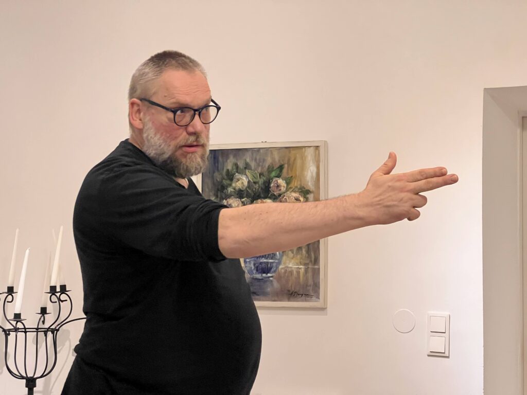 Bernd Gratzer bei der Probe von Szene 16 als NEWTON